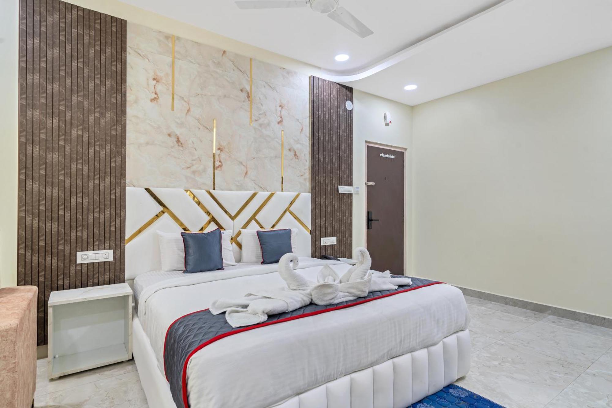 Hotel Sky Land Khammam Bagian luar foto